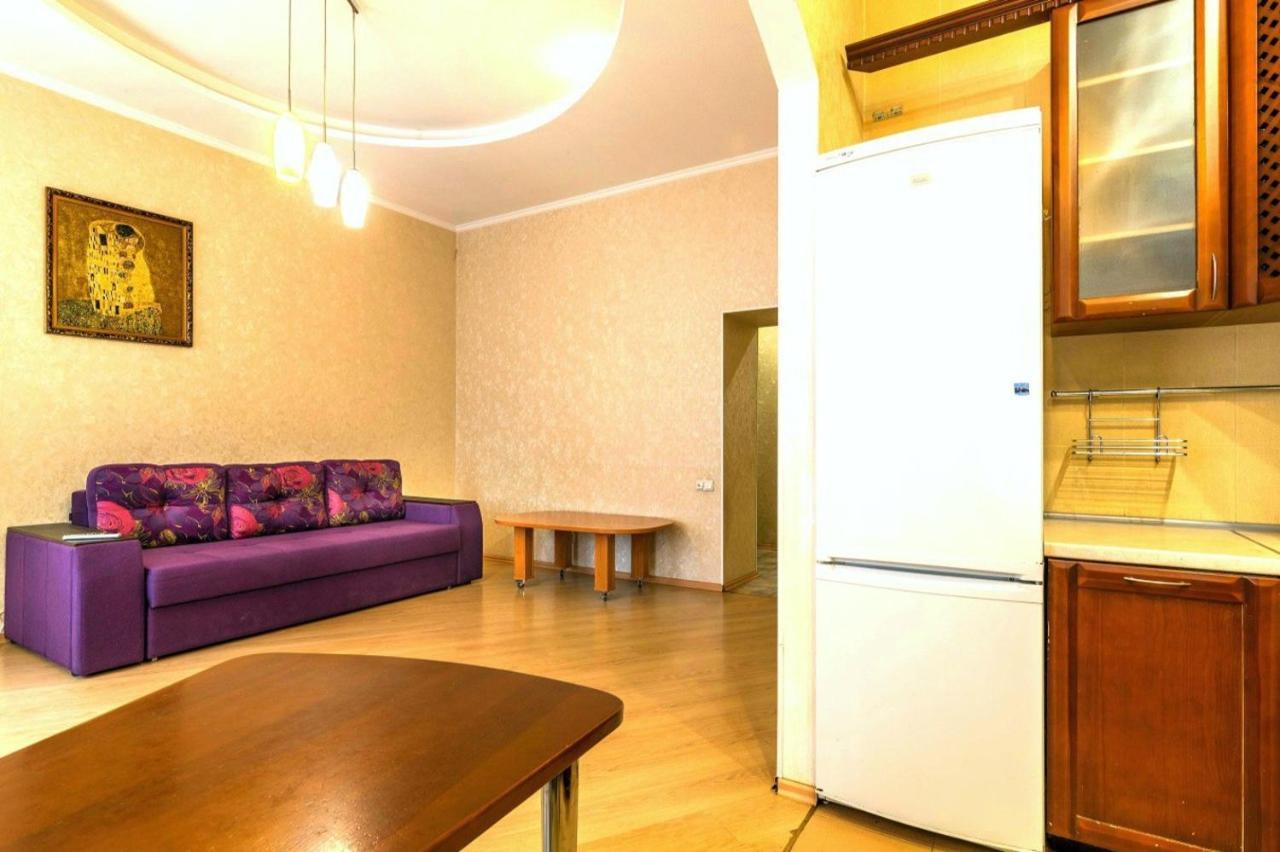 Large Apartment In The Center Dnipro Luaran gambar